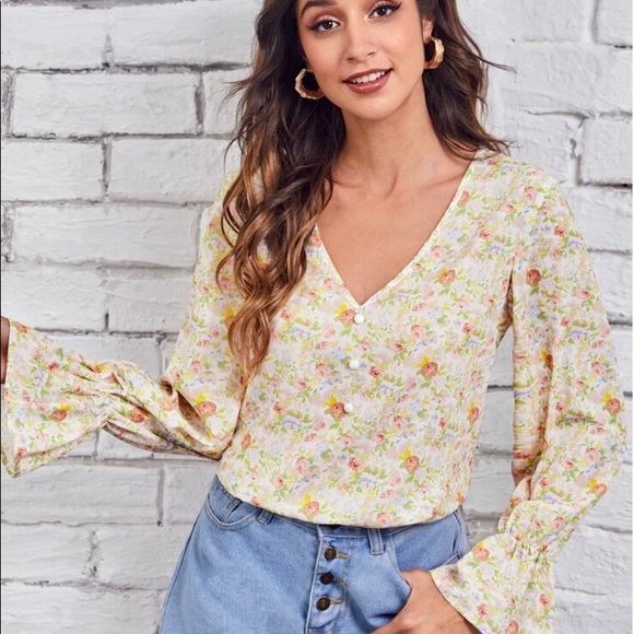 🎈$5 Bell Sleeve Top 🎈 - Picture 5 of 8